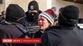 Канадская полиция очищает центр Оттавы от участников "протеста дальнобойщиков" - BBC News Русская служба