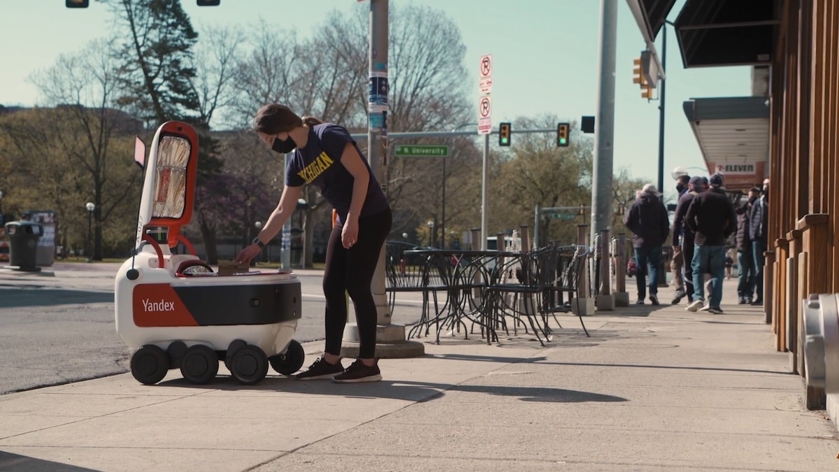 Роботы Яндекса займутся доставкой еды в кампусах американских университетов