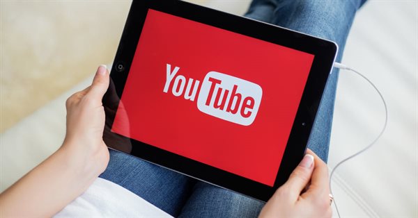 YouTube расширил доступ к автоматическим субтитрам для трансляций