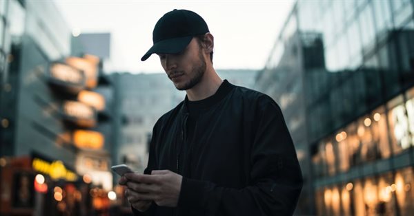 RuStore начал показывать на первом месте в поиске рекламу, релевантную запросу пользователя