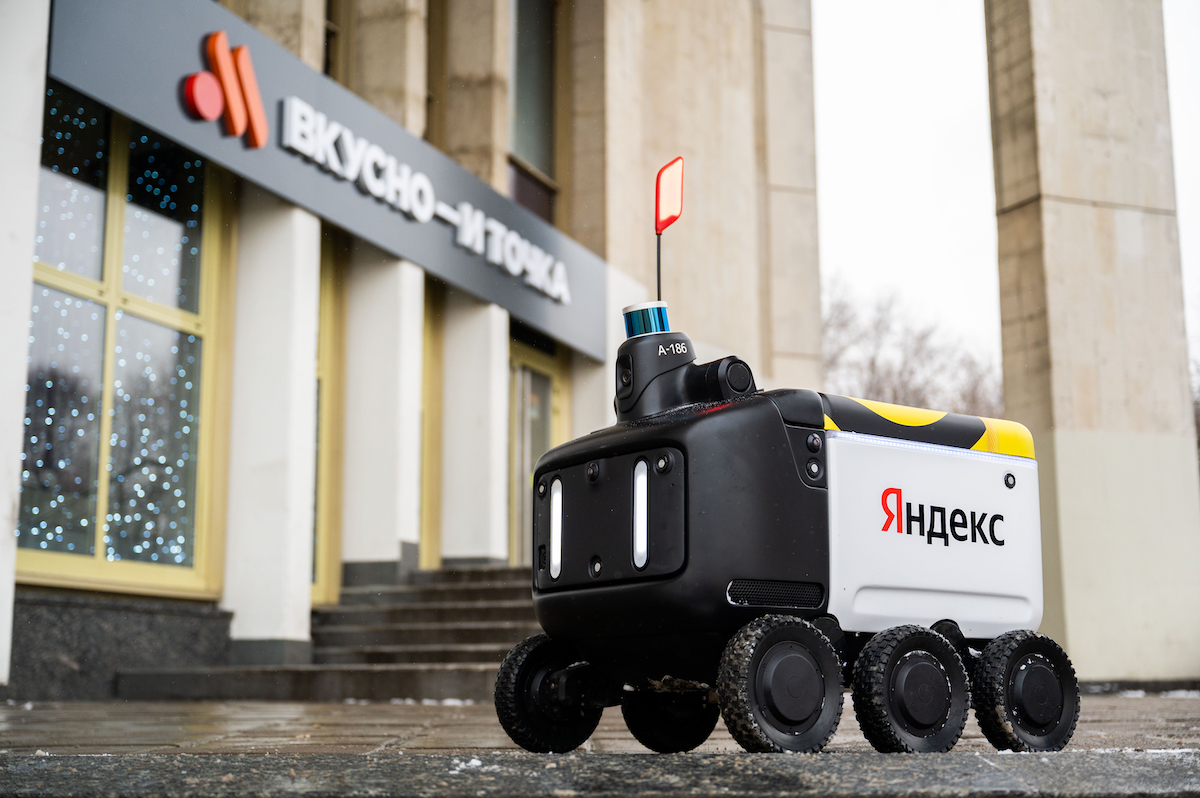 Роботы-курьеры Яндекса начали доставлять заказы из «Вкусно – и точка»
